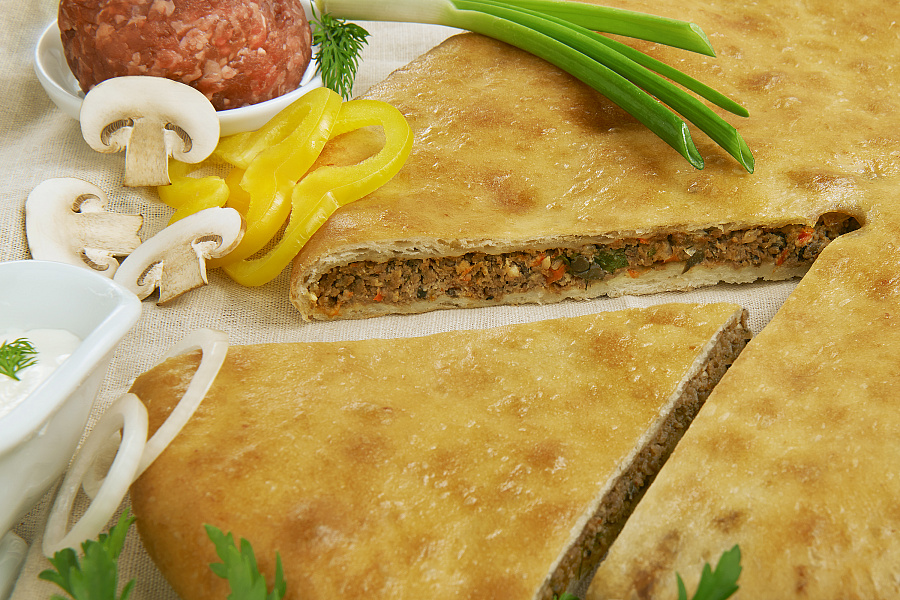 Осетинский пирог с мясом и овощами